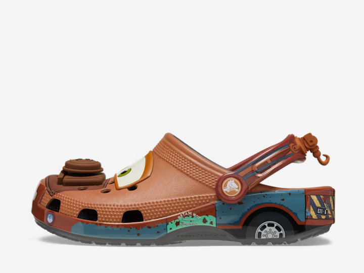 Replicating Tow Mater’s appearance, this foam clog has a brown base with a glossy toe cap featuring his mouth. Meanwhile, Mater’s eyes and front engine mirror his signature details. Ventilation ports remain, allowing you to personalise your Crocs with Jibbitz charms. A TPU tow hook highlights the heel straps, while blue and green graphics and rear wheels decorate the sides. The grey Croslite outsole wraps up the design of Mcqueen’s trusty companion.