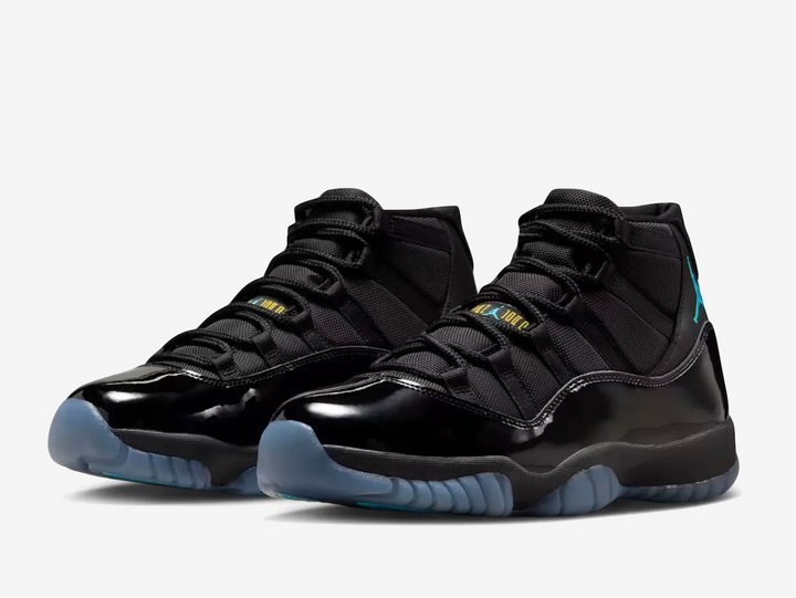 A vibrant Gamma Blue hue animates the embroidered Jumpman logo on the lateral leather panel for a pop of colour. Bright yellow accents highlight MJ’s “23” jersey number on the rear and the “Jumpman Jordan” branding on the midfoot. The Phylon midsole carries a full-length Nike Air unit for plush cushioning and responsiveness, whilst the sturdy carbon fibre plate delivers a springy feel at every step. The dark translucent outsole incorporates herringbone patterns on the rubber pods for solid traction