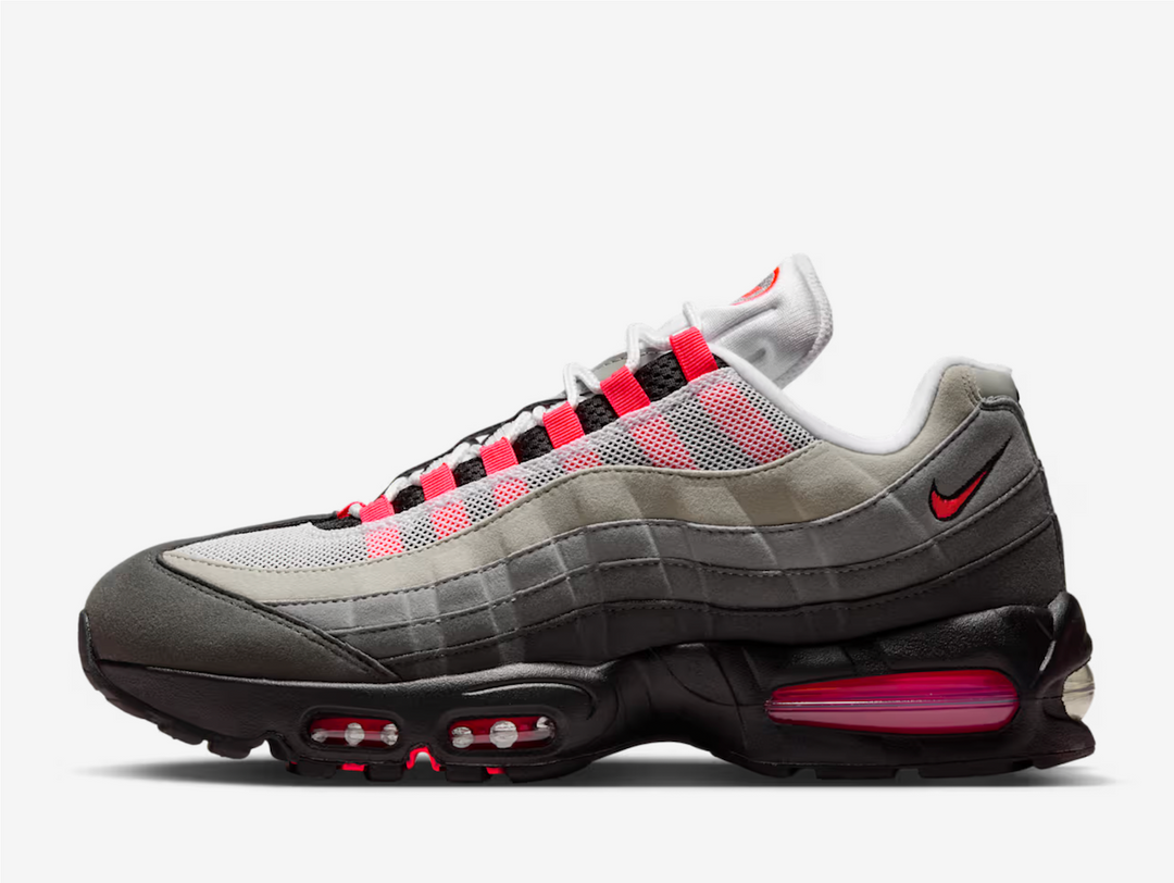 To celebrate 30 years of the iconic silhouette, the Air Max family is welcoming back the "Big Bubble" edition of the 95. With a design that stays true to the original, this iteration stacks the upper with rippling layers of synthetic leather and airy mesh that gradually fade from black to Medium Ash. Pops of Solar Red accentuate the lace loops, branding and Air units. Elevate your style with a little more Air and enjoy the future of your Air Max journey.