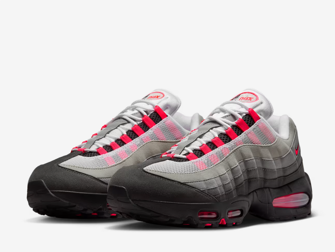 To celebrate 30 years of the iconic silhouette, the Air Max family is welcoming back the "Big Bubble" edition of the 95. With a design that stays true to the original, this iteration stacks the upper with rippling layers of synthetic leather and airy mesh that gradually fade from black to Medium Ash. Pops of Solar Red accentuate the lace loops, branding and Air units. Elevate your style with a little more Air and enjoy the future of your Air Max journey.