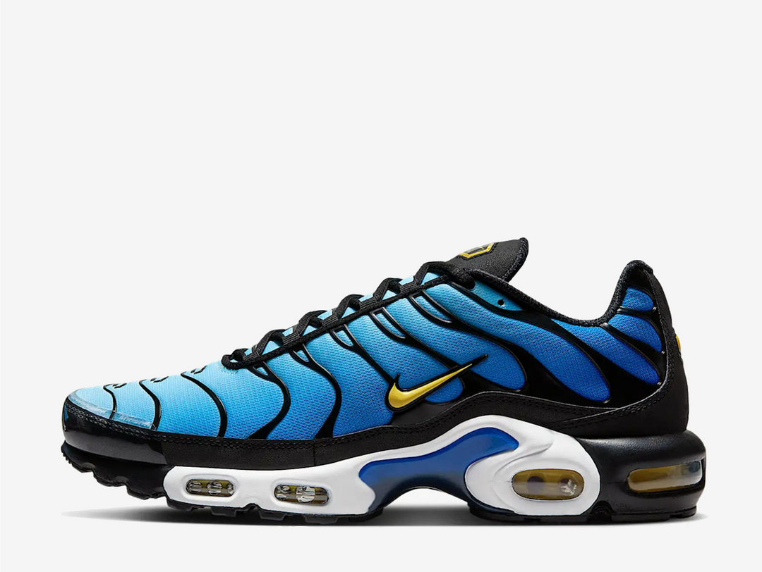 The first thing that draws your eye on the retro is the yellow mini-Swoosh, popping from its usual sidewall position. Moving onto the back, the hexagonal “Tn AIR” logo is stamped onto the heel, beckoning out as bright as it did during its ‘98 release. The canvas upper details the iconic gradient, moving from a dark blue to white, with the black welded lines representing the shadowed palm trees that designer Sean McDowell was inspired by.