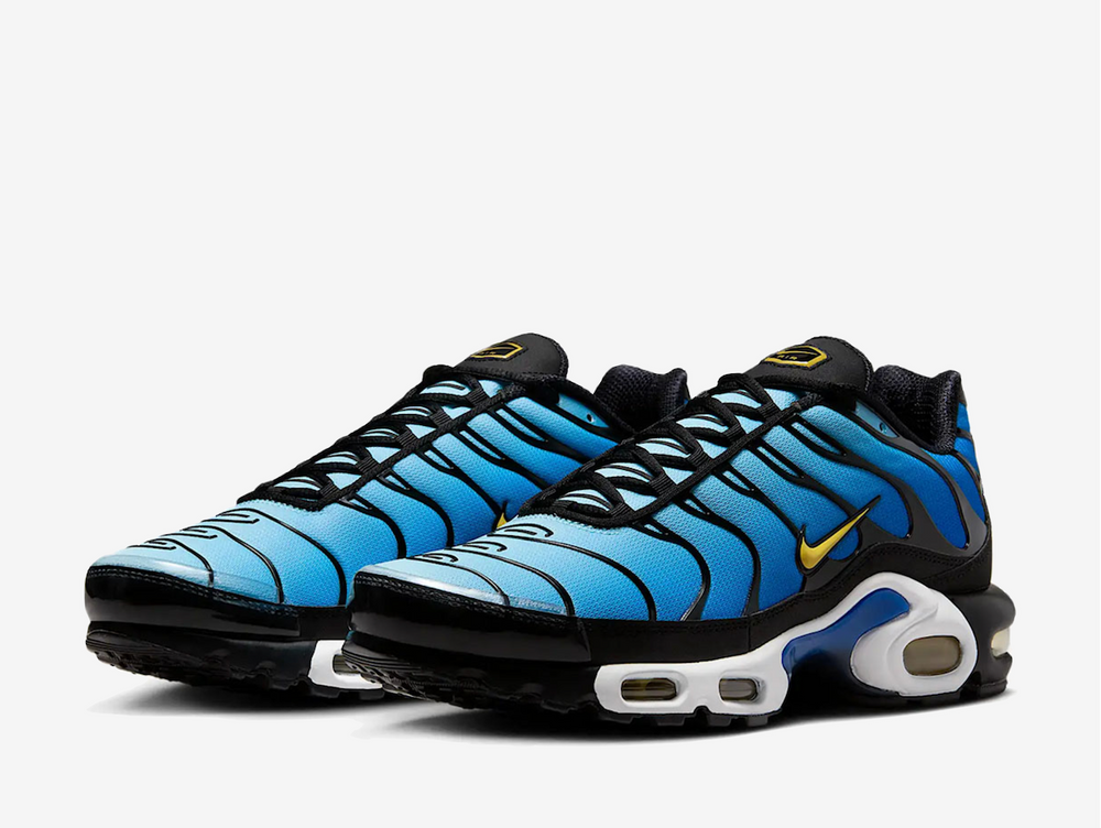 The first thing that draws your eye on the retro is the yellow mini-Swoosh, popping from its usual sidewall position. Moving onto the back, the hexagonal “Tn AIR” logo is stamped onto the heel, beckoning out as bright as it did during its ‘98 release. The canvas upper details the iconic gradient, moving from a dark blue to white, with the black welded lines representing the shadowed palm trees that designer Sean McDowell was inspired by.