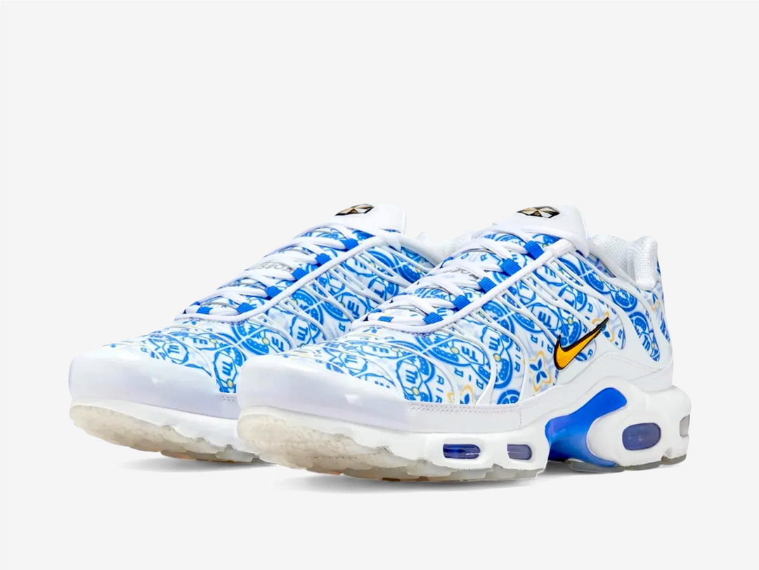 This colourway features a clean white mesh upper with blue and yellow accents on the gridded azulejo-inspired prints. A bright yellow Swoosh adorns the sidewalls, complementing the TN badge on the back and the Nike labels on the tongue and sockliner. The “Lisboa” label on the midfoot proudly nods to the theme. The clean white midsole encases Tuned Air units in the forefoot and heel for stable cushioning, bolstered by a blue gradient whale’s tail shank plate for arch support.