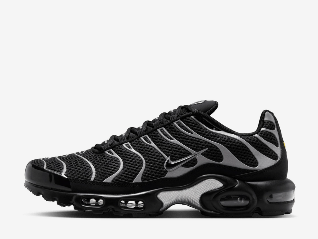 This sleek Tuned 1 flaunts a blacked-out open mesh upper with a plastic toe cap and synthetic mudguard for a lightweight, breathable ride. The Swoosh, metallic silver TPU overlays, and nylon eyelets are fully reflective, allowing the wavy panels to stand out atop the all-black background. A hallmark yellow TN logo adorns the heel, complementing the Nike emblem on the leather tongue.