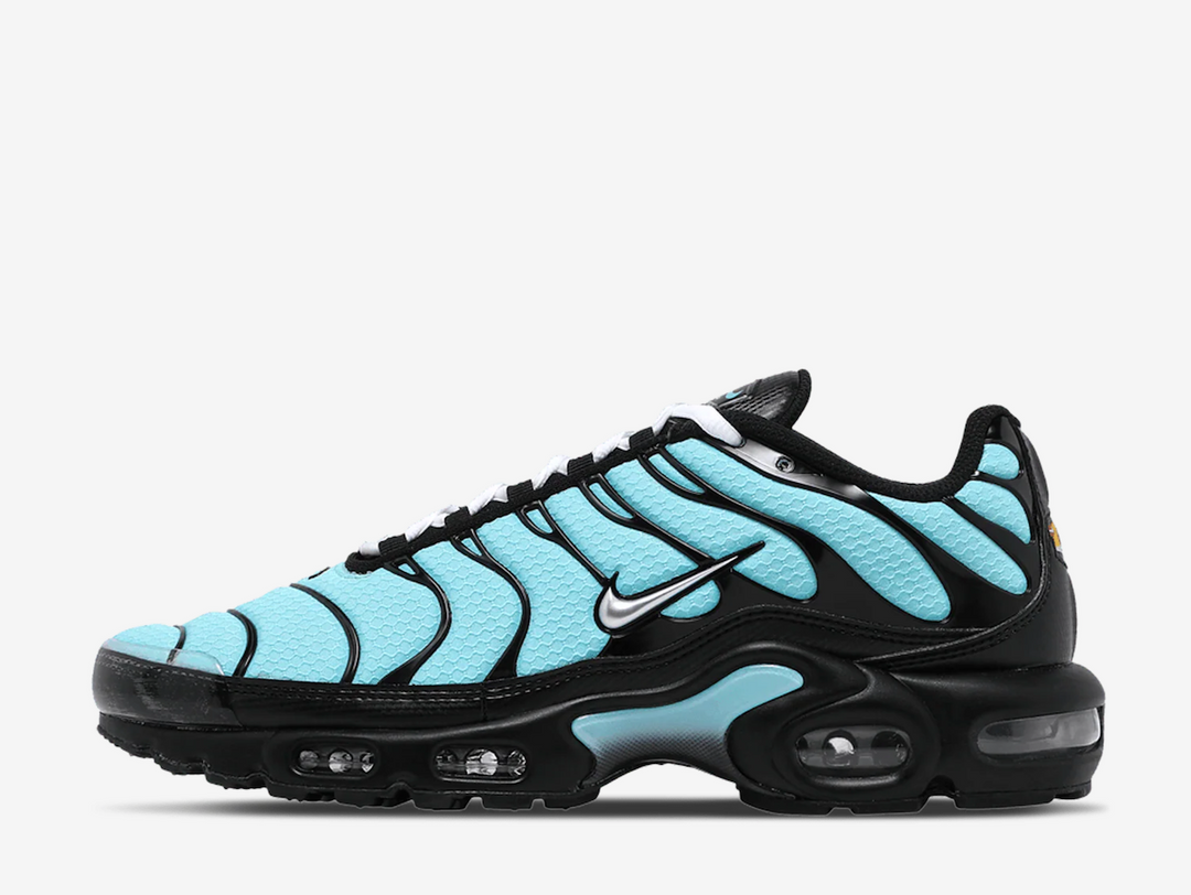Boasting an upper crafted from ultra-breathable synthetic mesh, these TNs will keep your feet cool and comfortable. While the pair indulges in stealthy black overlays that coat the structure caging throughout, underlays appear in the famed Tiffany colourway first seen on the Nike Dunk SB Low Diamond Supply Co. Tiffany from many years ago. Gracing the lateral side is a mini Swoosh logo in a metallic silver finish accompanied by the iconic TN emblem placed on the tongue and heels.