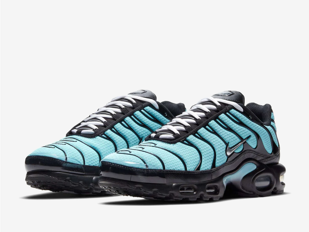 Boasting an upper crafted from ultra-breathable synthetic mesh, these TNs will keep your feet cool and comfortable. While the pair indulges in stealthy black overlays that coat the structure caging throughout, underlays appear in the famed Tiffany colourway first seen on the Nike Dunk SB Low Diamond Supply Co. Tiffany from many years ago. Gracing the lateral side is a mini Swoosh logo in a metallic silver finish accompanied by the iconic TN emblem placed on the tongue and heels.