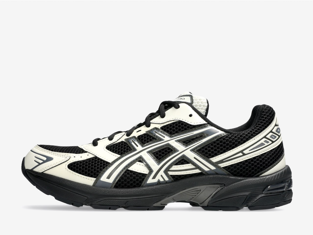 The ASICS GEL-1130 Black Cream channels early-2000s running heritage into an easy everyday trainer, pairing breathable mesh and synthetic overlays in a clean black and cream palette. Heel GEL cushioning absorbs impact while the TRUSSTIC support system keeps the ride stable and lightweight, delivering all-day comfort with a layered, technical look that fits seamlessly into casual rotation.