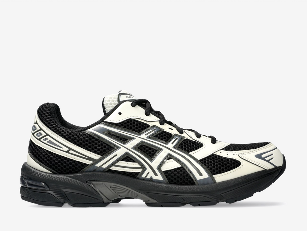 The ASICS GEL-1130 Black Cream channels early-2000s running heritage into an easy everyday trainer, pairing breathable mesh and synthetic overlays in a clean black and cream palette. Heel GEL cushioning absorbs impact while the TRUSSTIC support system keeps the ride stable and lightweight, delivering all-day comfort with a layered, technical look that fits seamlessly into casual rotation.