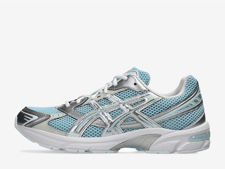 The Faded Denim Pure Silver colourway features a mix of faded denim blue tones across the mesh upper, paired with metallic Pure Silver overlays for a clean, technical look. The blue tones add a subtle pop of colour while still keeping the shoe easy to wear every day. Finished with classic ASICS branding on the tongue, heel, and side panels, the GEL-1130 Faded Denim Pure Silver is a reliable everyday trainer that blends retro running heritage with modern lifestyle styling.
