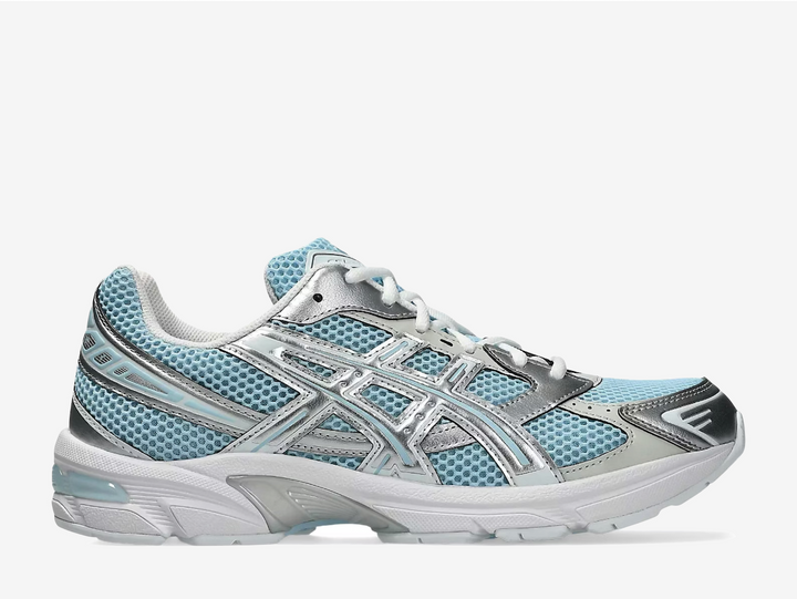 The Faded Denim Pure Silver colourway features a mix of faded denim blue tones across the mesh upper, paired with metallic Pure Silver overlays for a clean, technical look. The blue tones add a subtle pop of colour while still keeping the shoe easy to wear every day. Finished with classic ASICS branding on the tongue, heel, and side panels, the GEL-1130 Faded Denim Pure Silver is a reliable everyday trainer that blends retro running heritage with modern lifestyle styling.