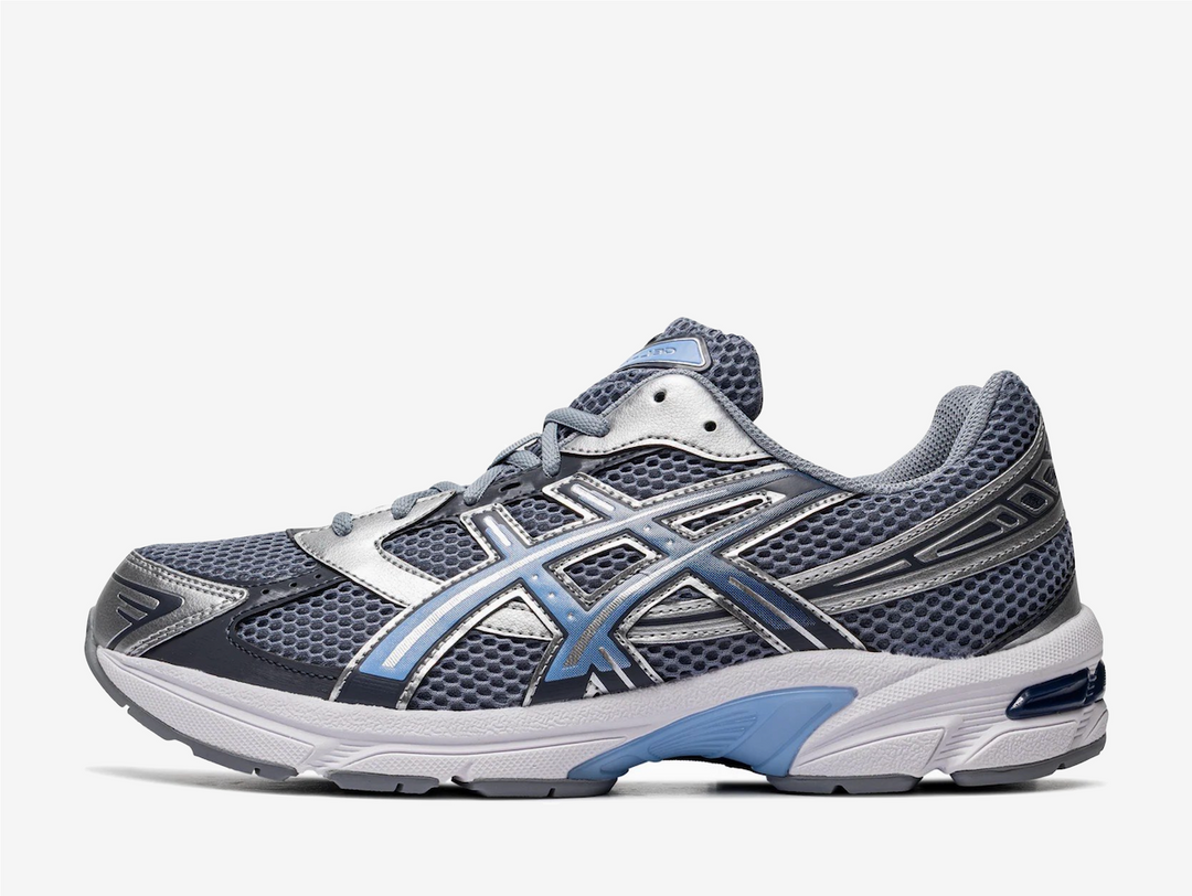This techy retro running shoe dons a light grey open mesh upper with glossy silver synthetic overlays, staying true to its late 2000s design. A light blue to navy gradient effect animates the Tiger Stripes on the side panels, complementing the ASICS brand labels on the tongue, rear, and insole. The lightweight EVA midsole encases a visible GEL insert in the heel for maximum comfort, reinforced by a TRUSSTIC shank plate for torsional support and stability.