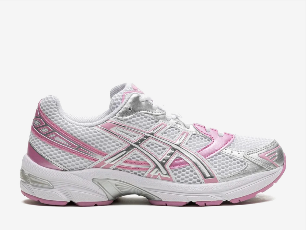 Rooted in running heritage with a modern street edge, the ASICS Gel-1130 “White Pure Silver Pink” delivers retro sport energy for everyday wear. Signature GEL™ cushioning meets a fresh yet familiar colourway, combining clean white panelling with soft pink accents and pure silver detailing. Built for movement and designed for sneaker culture, it transitions effortlessly from pavement to lifestyle, offering comfort without compromising on character.