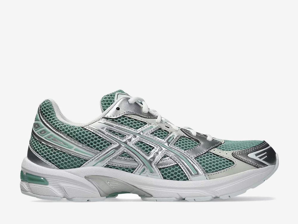 The Verdigris Pure Silver colourway features a verdigris green mesh base paired with metallic Pure Silver overlays, creating a clean, technical look with a subtle pop of colour. The green tones give the shoe a fresh, standout feel while still keeping it wearable for everyday use. Finished with classic ASICS branding on the tongue, heel, and side panels, the GEL-1130 Verdigris Pure Silver is a reliable everyday trainer that blends retro running heritage with modern lifestyle styling.