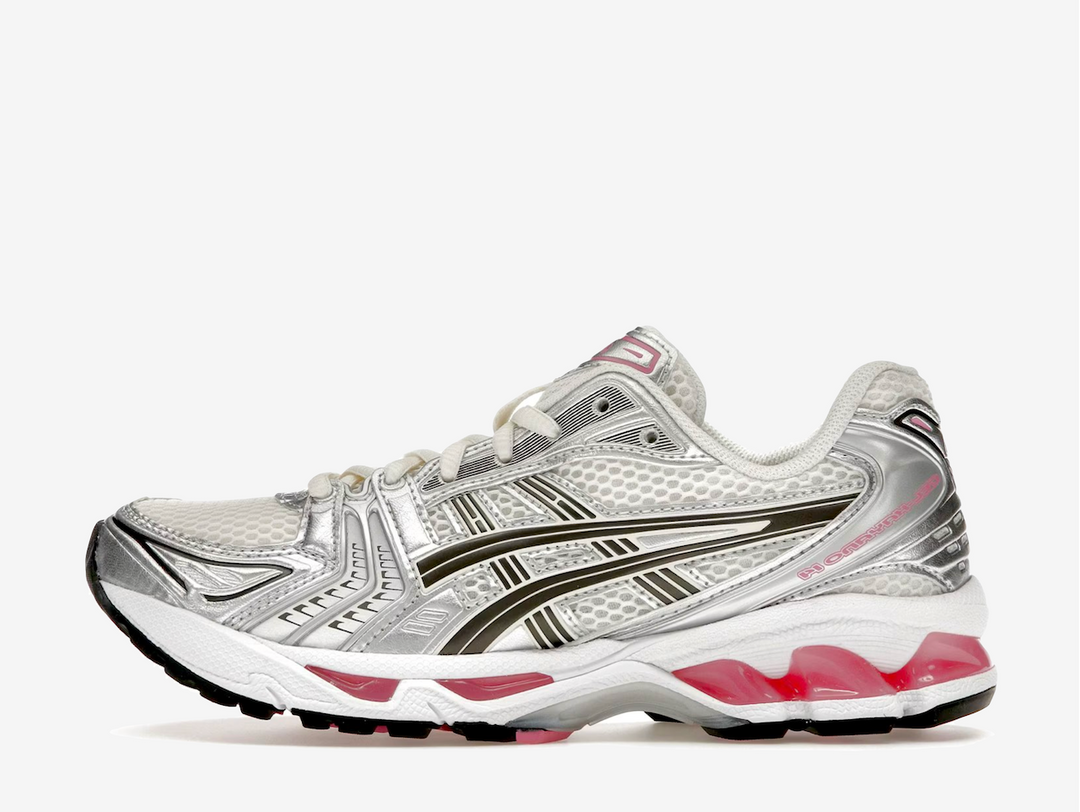 This late 2000s running shoe offers the perfect blend of style and comfort, characterised by its streamlined shape and lightweight construction. This clean Gel-Kayano 14 sports a cream white mesh upper with metallic silver synthetic overlays and blacked-out ASICS Stripes. Vibrant pink accents on the brand labels and GEL pods deliver a delightful vibe, giving the fan-favourite silhouette a pop of colour to brighten your outfit. The TRUSSTIC shank plate and durable rubber sole provide support and traction.