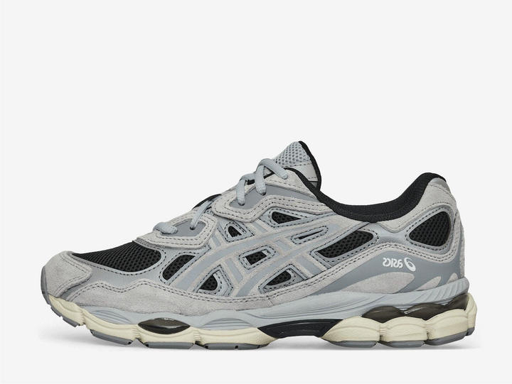 The Asics Gel-NYC Black Piedmont Grey blends early 2000s running design with modern performance. The upper combines breathable mesh with synthetic and suede overlays, giving both structure and ventilation. Inspired by classic models like the Gel-Nimbus 3 and Gel-MC Plus V, it sits on Gel-Cumulus 16 tooling for a retro yet updated look. GEL cushioning and lightweight foam in the midsole provide comfort and support for everyday wear. 