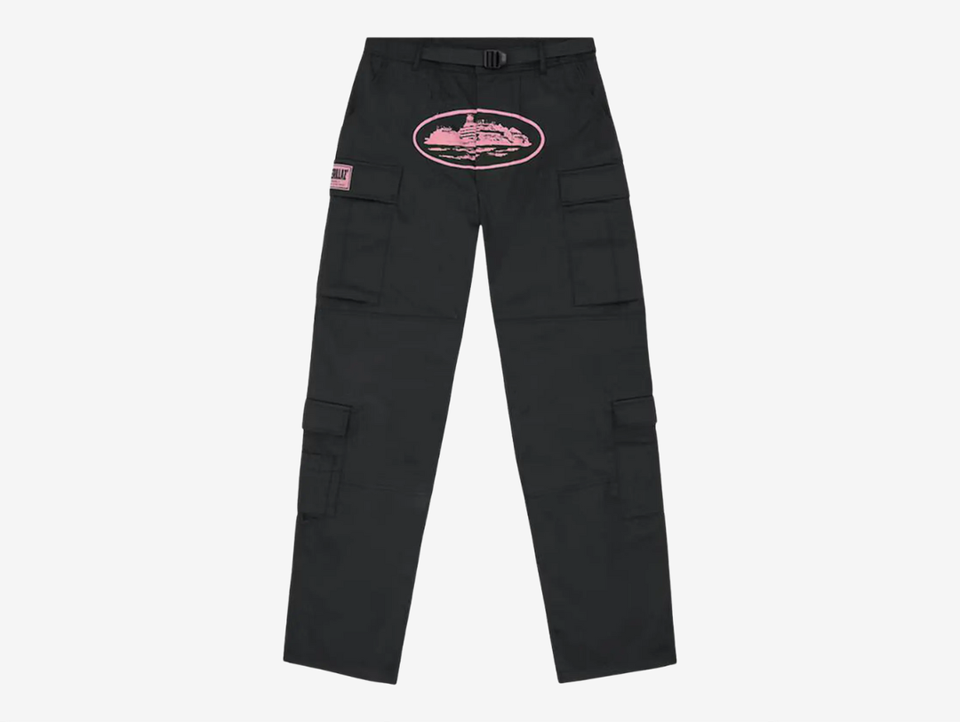 The Corteiz Alcatraz Guerillaz Cargo Trousers fuse rugged utility with bold streetwear character. Crafted from durable heavyweight fabric, they feature multiple practical cargo pockets, an adjustable waist belt, and signature branded detailing, including the iconic Alcatraz graphic. Finished in a classic black base with striking pink accents, this colourway brings a standout twist to a functional, everyday silhouette built for comfort and attitude.