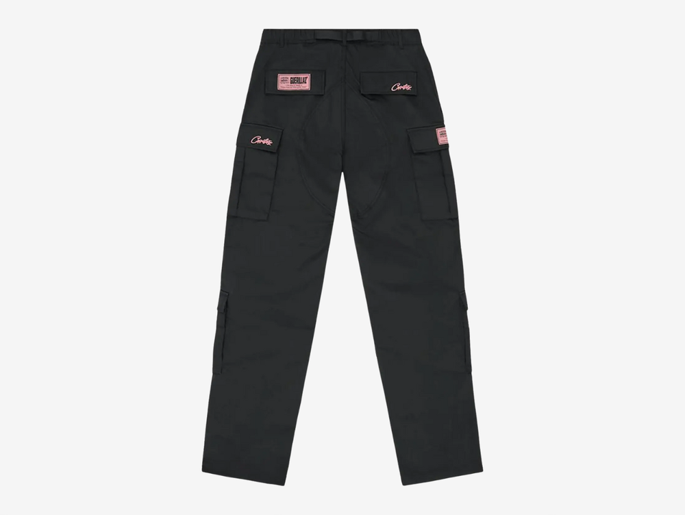 The Corteiz Alcatraz Guerillaz Cargo Trousers fuse rugged utility with bold streetwear character. Crafted from durable heavyweight fabric, they feature multiple practical cargo pockets, an adjustable waist belt, and signature branded detailing, including the iconic Alcatraz graphic. Finished in a classic black base with striking pink accents, this colourway brings a standout twist to a functional, everyday silhouette built for comfort and attitude.