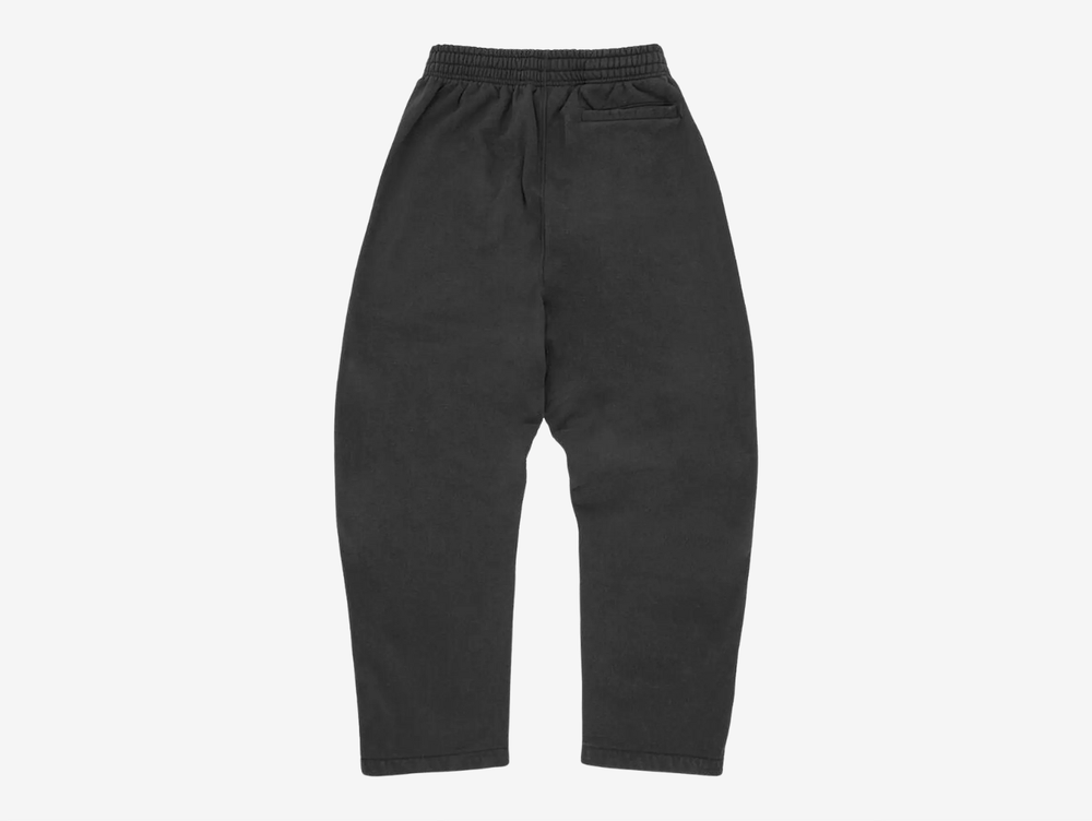 Crafted from heavyweight 440GSM 100% cotton with a soft fleece-lined interior, the Corteiz Colly Arch Logo Sweatpants deliver premium comfort and everyday durability. Designed with coverstitch detailing throughout, they feature a raw edge Corteiz RTW logo on the left leg, an adjustable drawstring with an elasticated waistband, and a practical rear pocket. Finished with an open hem and a true-to-size fit, these sweatpants offer a clean, relaxed silhouette with signature Corteiz styling.