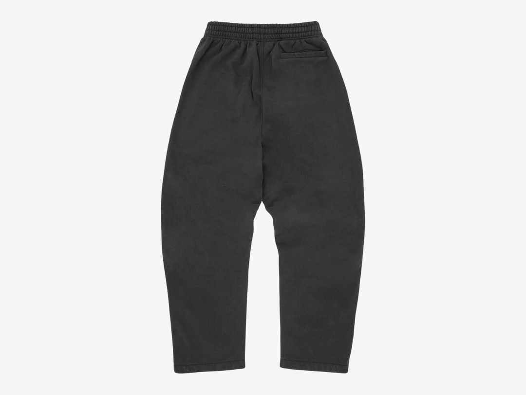 Crafted from heavyweight 440GSM 100% cotton with a soft fleece-lined interior, the Corteiz Colly Arch Logo Sweatpants deliver premium comfort and everyday durability. Designed with coverstitch detailing throughout, they feature a raw edge Corteiz RTW logo on the left leg, an adjustable drawstring with an elasticated waistband, and a practical rear pocket. Finished with an open hem and a true-to-size fit, these sweatpants offer a clean, relaxed silhouette with signature Corteiz styling.