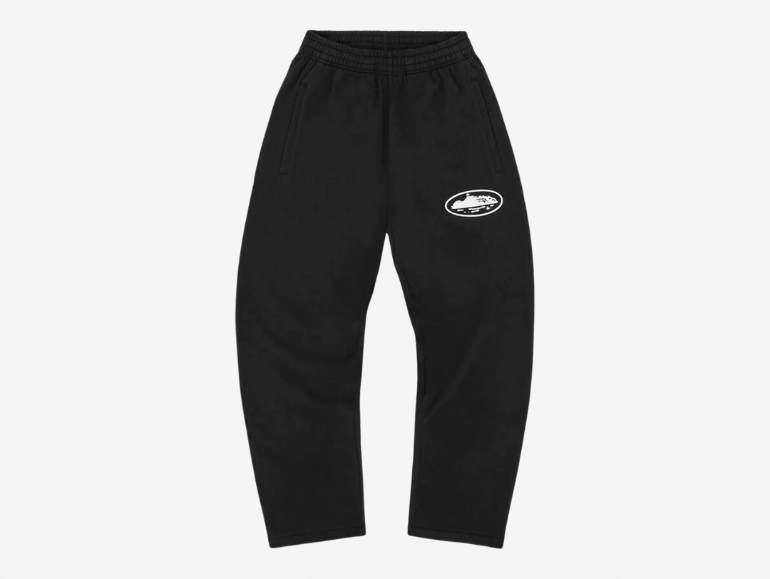 Crafted from 440gsm heavyweight 100% cotton fleece, these sweatpants deliver warmth, durability, and a premium hand-feel. They’re finished with a puff print Alcatraz logo on the left leg and reinforced with coverstitch detailing for long-lasting structure. An adjustable drawstring and elasticated waistband ensure a comfortable fit, while side-entry pockets and a rear pocket provide everyday utility.