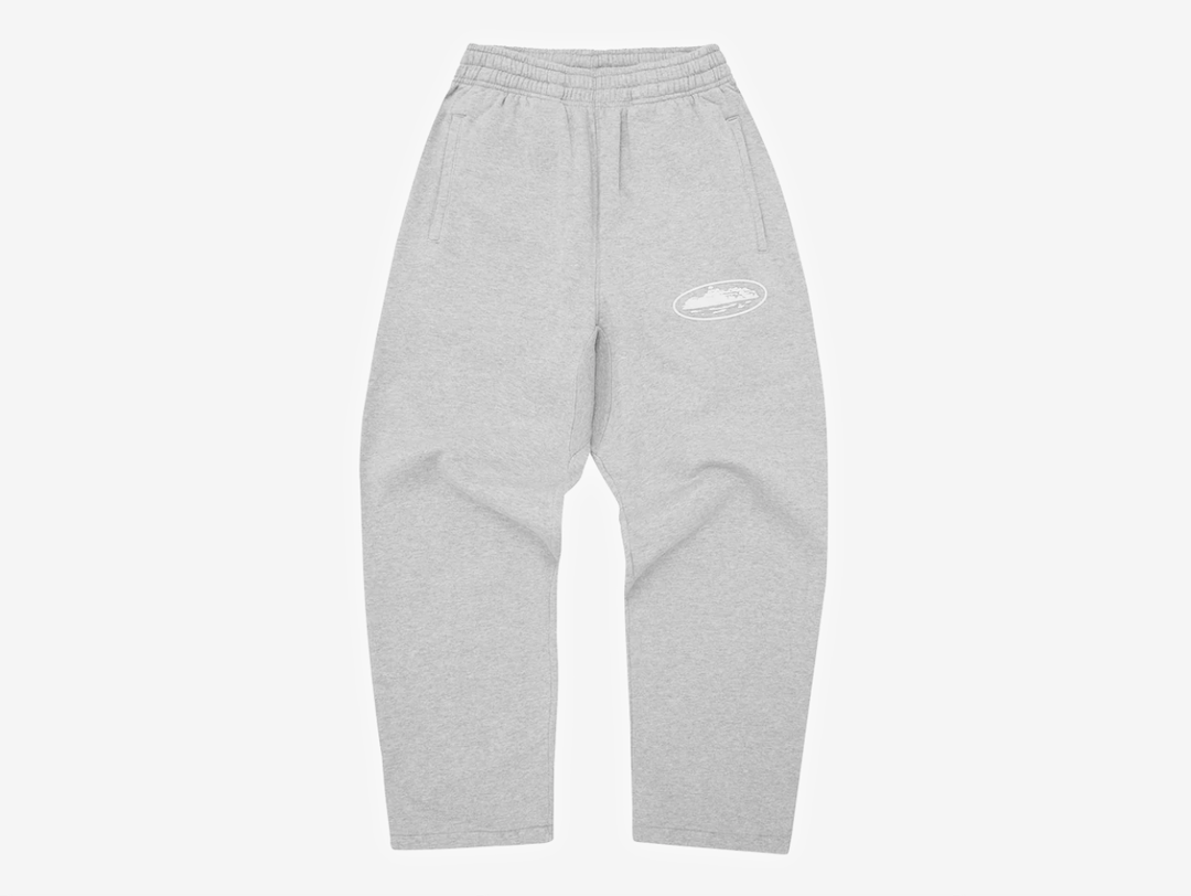 Crafted from 440gsm heavyweight 100% cotton fleece, these sweatpants deliver warmth, durability, and a premium hand-feel. They’re finished with a puff print Alcatraz logo on the left leg and reinforced with coverstitch detailing for long-lasting structure. An adjustable drawstring and elasticated waistband ensure a comfortable fit, while side-entry pockets and a rear pocket provide everyday utility.