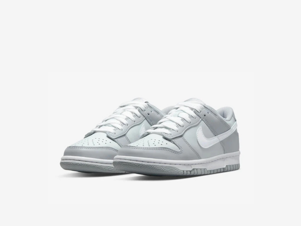 Timeless Dunk Low sneakers in a classic grey and white colour scheme.