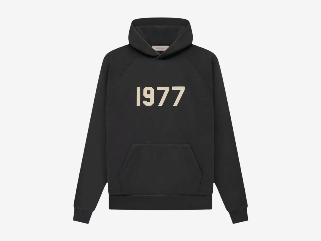The FOG Essentials 1977 Hoodie Iron features a heavyweight fleece construction in a muted grey finish, designed with the brand’s signature relaxed, oversized fit. Bold 1977 branding across the front completes the minimal streetwear look.