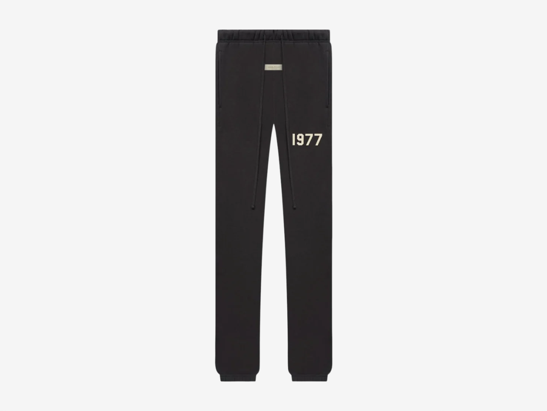 The FOG Essentials 1977 Sweatpants Iron feature a heavyweight fleece construction with a relaxed fit for everyday comfort. Finished in a muted grey tone with signature 1977 branding, they pair perfectly with the matching hoodie.