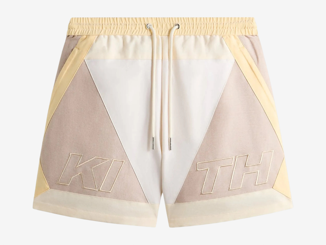 Kith Oxford Turbo Shorts in Skill Tan, crafted from lightweight premium fabric with a relaxed fit, elasticated waistband, side pockets, and signature Kith branding. Finished in a versatile tan colourway, making them an easy addition to any streetwear or casual wardrobe.