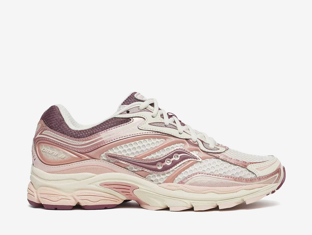 The Saucony ProGrid Omni 9 Ivory features a breathable mesh upper with layered cream and soft pink overlays, finished with deeper burgundy accents for added contrast. Underfoot, ProGrid cushioning and a chunky sole unit deliver comfort while maintaining the silhouette’s retro-running look.