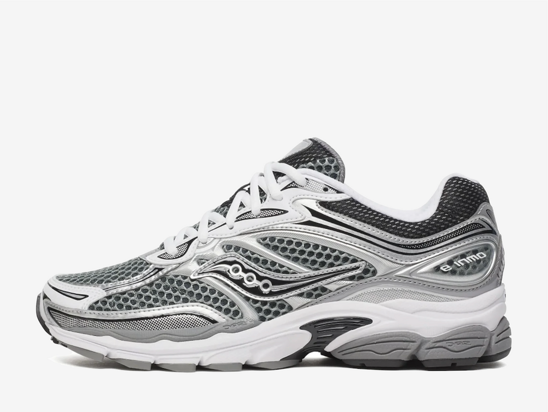 Saucony ProGrid Omni 9 in Silver Grey brings early-00s energy with breathable honeycomb mesh, glossy metallic overlays, and that signature wave logo on the side. Underfoot, the ProGrid cushioning and grippy rubber outsole keep things comfy from commute to weekend link-ups. Clean, sporty and easy to style.