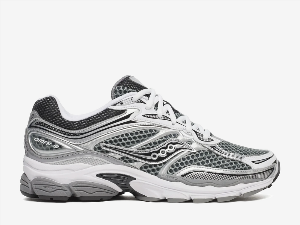 Saucony ProGrid Omni 9 in Silver Grey brings early-00s energy with breathable honeycomb mesh, glossy metallic overlays, and that signature wave logo on the side. Underfoot, the ProGrid cushioning and grippy rubber outsole keep things comfy from commute to weekend link-ups. Clean, sporty and easy to style.