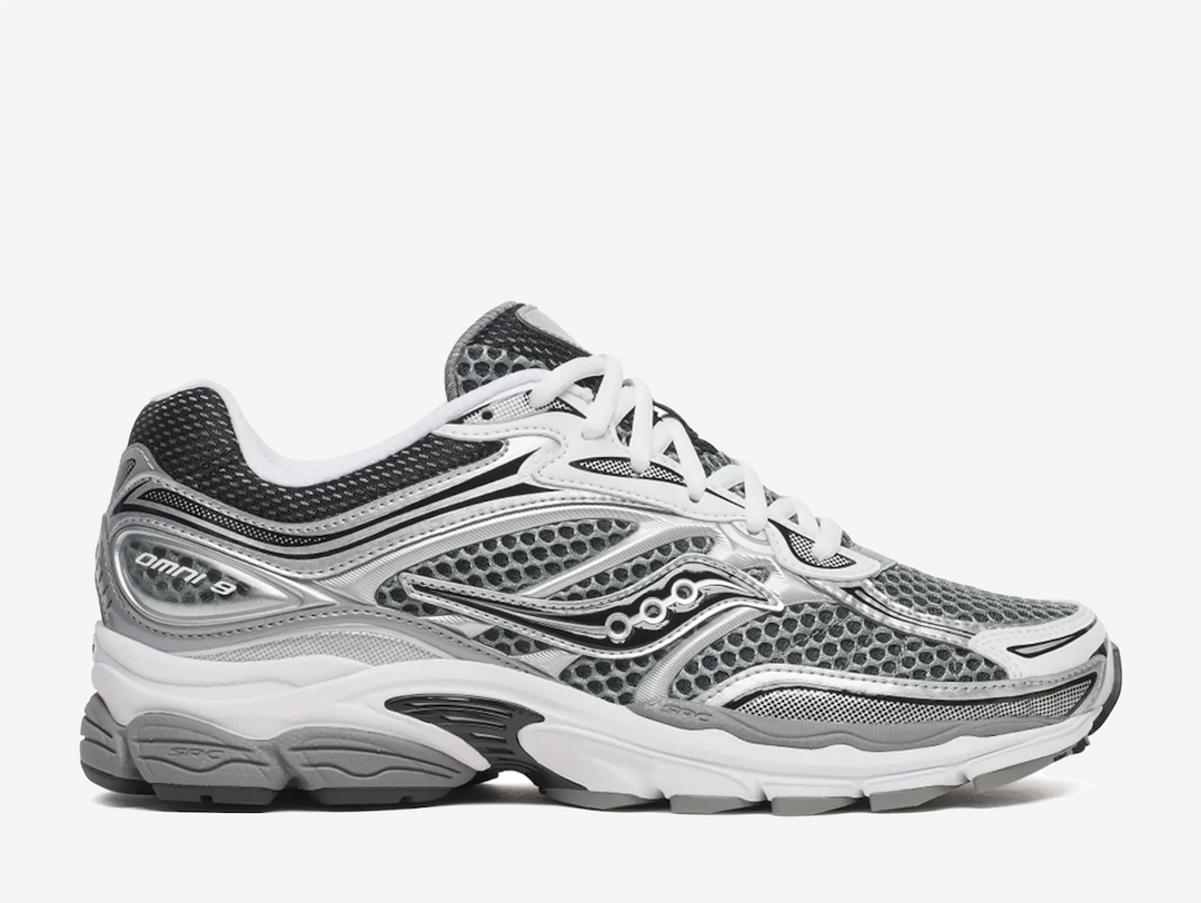 Saucony ProGrid Omni 9 in Silver Grey brings early-00s energy with breathable honeycomb mesh, glossy metallic overlays, and that signature wave logo on the side. Underfoot, the ProGrid cushioning and grippy rubber outsole keep things comfy from commute to weekend link-ups. Clean, sporty and easy to style.