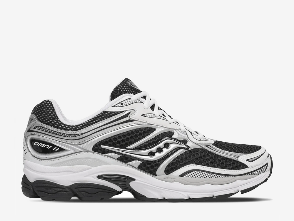 The Black White colourway features a sharp black base contrasted with clean white overlays and Saucony branding, creating a bold yet versatile look with strong Y2K running influence. Finished with breathable mesh construction and responsive cushioning underfoot, the Saucony ProGrid Omni 9 Black White blends retro performance heritage with modern everyday styling.
