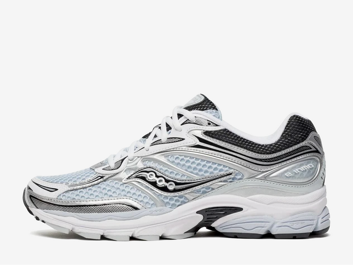 The Plein Air colourway features soft blue tones paired with silver and neutral overlays, creating a clean and versatile look with strong Y2K running influence. Finished with breathable mesh underlays, supportive synthetic overlays, and responsive ProGrid cushioning underfoot, the Saucony ProGrid Omni 9 Plein Air blends retro performance heritage with modern everyday styling.