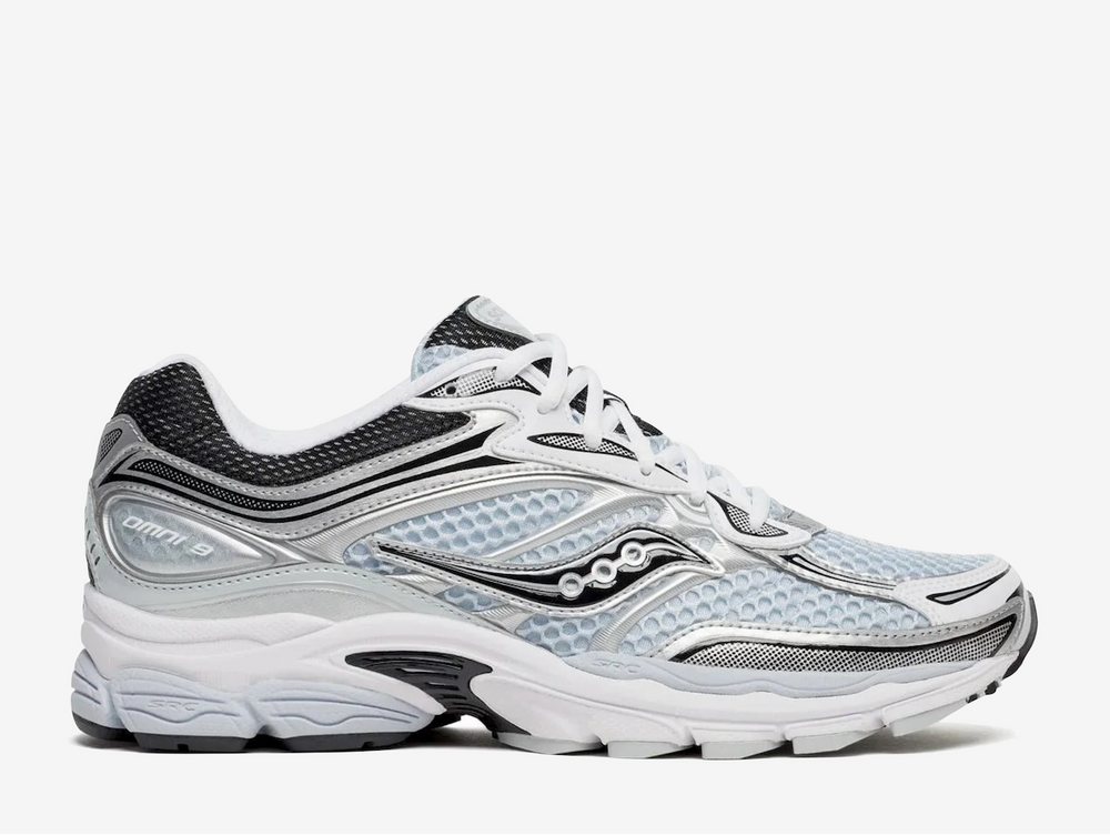The Plein Air colourway features soft blue tones paired with silver and neutral overlays, creating a clean and versatile look with strong Y2K running influence. Finished with breathable mesh underlays, supportive synthetic overlays, and responsive ProGrid cushioning underfoot, the Saucony ProGrid Omni 9 Plein Air blends retro performance heritage with modern everyday styling.