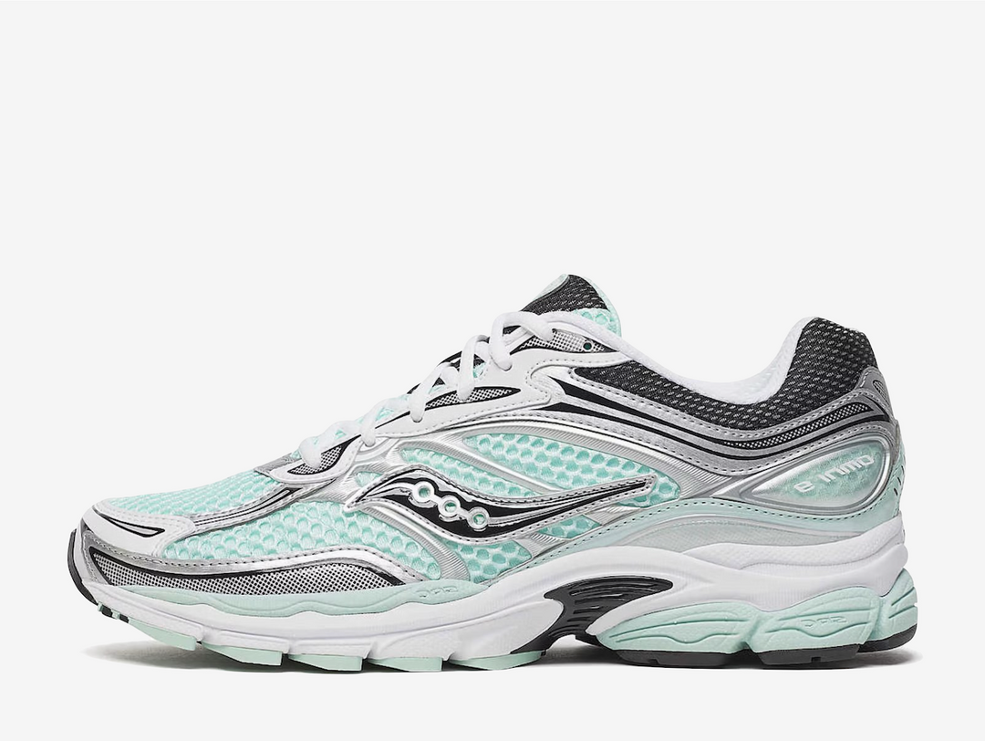 The Teal Metallic Silver colourway features vibrant teal tones paired with metallic silver overlays, creating a bold yet wearable look with strong Y2K running influence. Finished with classic Saucony branding and responsive cushioning underfoot, the Saucony ProGrid Omni 9 Teal Metallic Silver blends retro performance heritage with modern everyday styling.