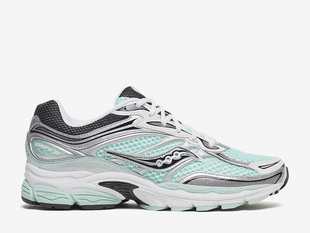 The Teal Metallic Silver colourway features vibrant teal tones paired with metallic silver overlays, creating a bold yet wearable look with strong Y2K running influence. Finished with classic Saucony branding and responsive cushioning underfoot, the Saucony ProGrid Omni 9 Teal Metallic Silver blends retro performance heritage with modern everyday styling.