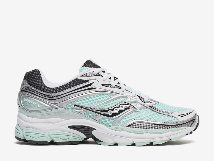 The Teal Metallic Silver colourway features vibrant teal tones paired with metallic silver overlays, creating a bold yet wearable look with strong Y2K running influence. Finished with classic Saucony branding and responsive cushioning underfoot, the Saucony ProGrid Omni 9 Teal Metallic Silver blends retro performance heritage with modern everyday styling.