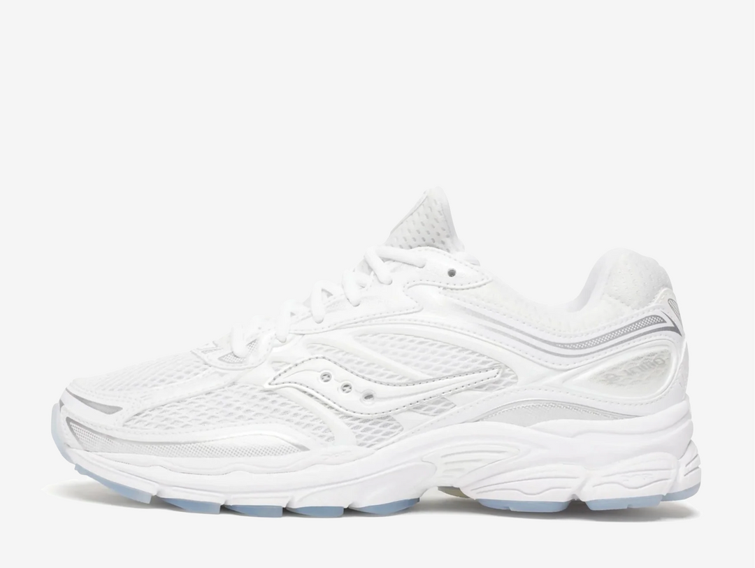 The White colourway features a clean all-white base with subtle tonal detailing throughout, creating a versatile and easy-to-style look. Finished with breathable mesh underlays, supportive synthetic overlays, and responsive ProGrid cushioning underfoot, the Saucony ProGrid Omni 9 White blends retro running heritage with modern everyday styling.