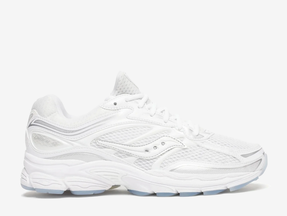 The White colourway features a clean all-white base with subtle tonal detailing throughout, creating a versatile and easy-to-style look. Finished with breathable mesh underlays, supportive synthetic overlays, and responsive ProGrid cushioning underfoot, the Saucony ProGrid Omni 9 White blends retro running heritage with modern everyday styling.