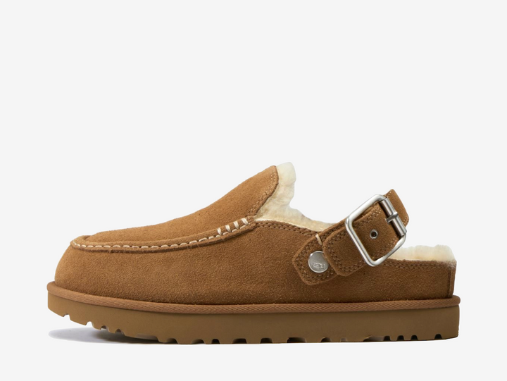 The UGG Goldenstar Evelina Clog Chestnut brings UGG’s signature warm brown tone to the sculpted clog silhouette. Crafted from soft suede with an adjustable heel strap, plush lining and lightweight sugarcane EVA sole, it combines easy styling with all-day comfort.