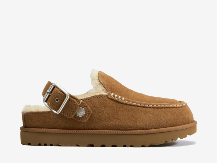 The UGG Goldenstar Evelina Clog Chestnut brings UGG’s signature warm brown tone to the sculpted clog silhouette. Crafted from soft suede with an adjustable heel strap, plush lining and lightweight sugarcane EVA sole, it combines easy styling with all-day comfort.