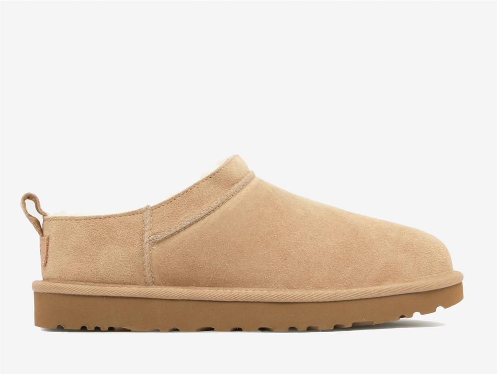 Crafted from premium twinface sheepskin with suede exterior and plush wool interior, the UGG Classic Micro Sand delivers unmatched comfort in a silhouette that transitions effortlessly between seasons. The lightweight, flexible outsole provides reliable traction while maintaining the boot's distinctly laid-back appeal, perfect paired with casual denim or elevated loungewear for that coveted off-duty look.