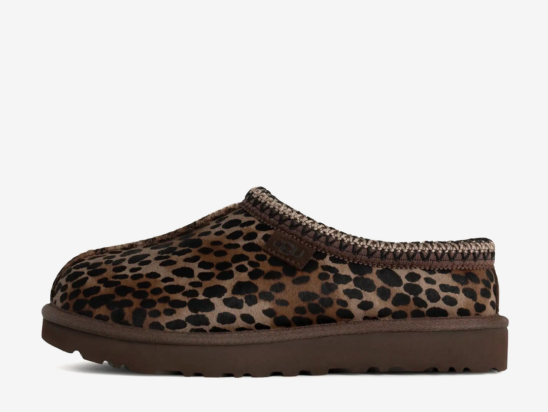 The Tasman II slippers are a sturdy and comfortable slip-on silhouette featuring the same durable outsole as the iconic UGG Classic Boot. Crafted with velvety suede, plush natural wool and embroidered braided detailing. In a stunning Leopard colourway.