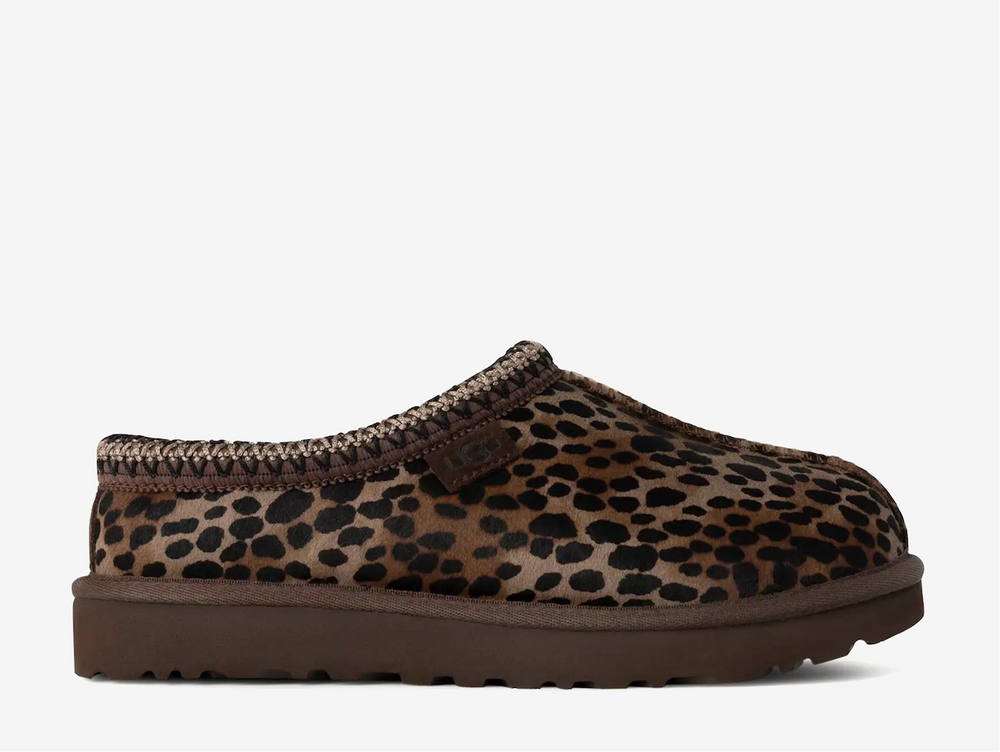 The Tasman II slippers are a sturdy and comfortable slip-on silhouette featuring the same durable outsole as the iconic UGG Classic Boot. Crafted with velvety suede, plush natural wool and embroidered braided detailing. In a stunning Leopard colourway.