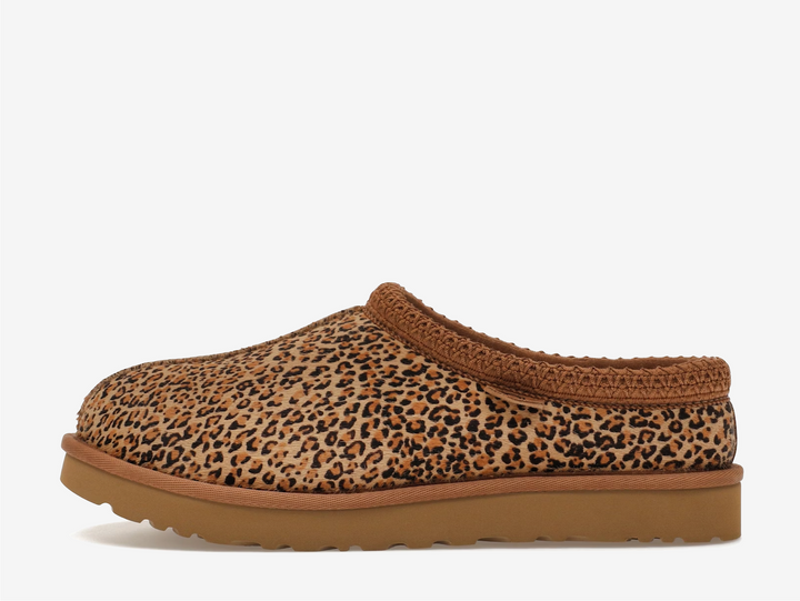 The Tasman II slippers are a sturdy and comfortable slip-on silhouette featuring the same durable outsole as the iconic UGG Classic Boot. Crafted with velvety suede, plush natural wool and embroidered braided detailing. In a stunning Leopard colourway.