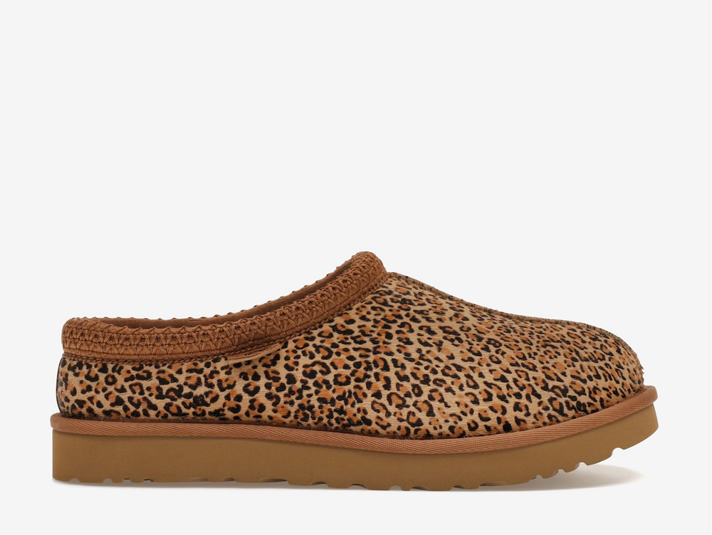 The Tasman II slippers are a sturdy and comfortable slip-on silhouette featuring the same durable outsole as the iconic UGG Classic Boot. Crafted with velvety suede, plush natural wool and embroidered braided detailing. In a stunning Leopard colourway.