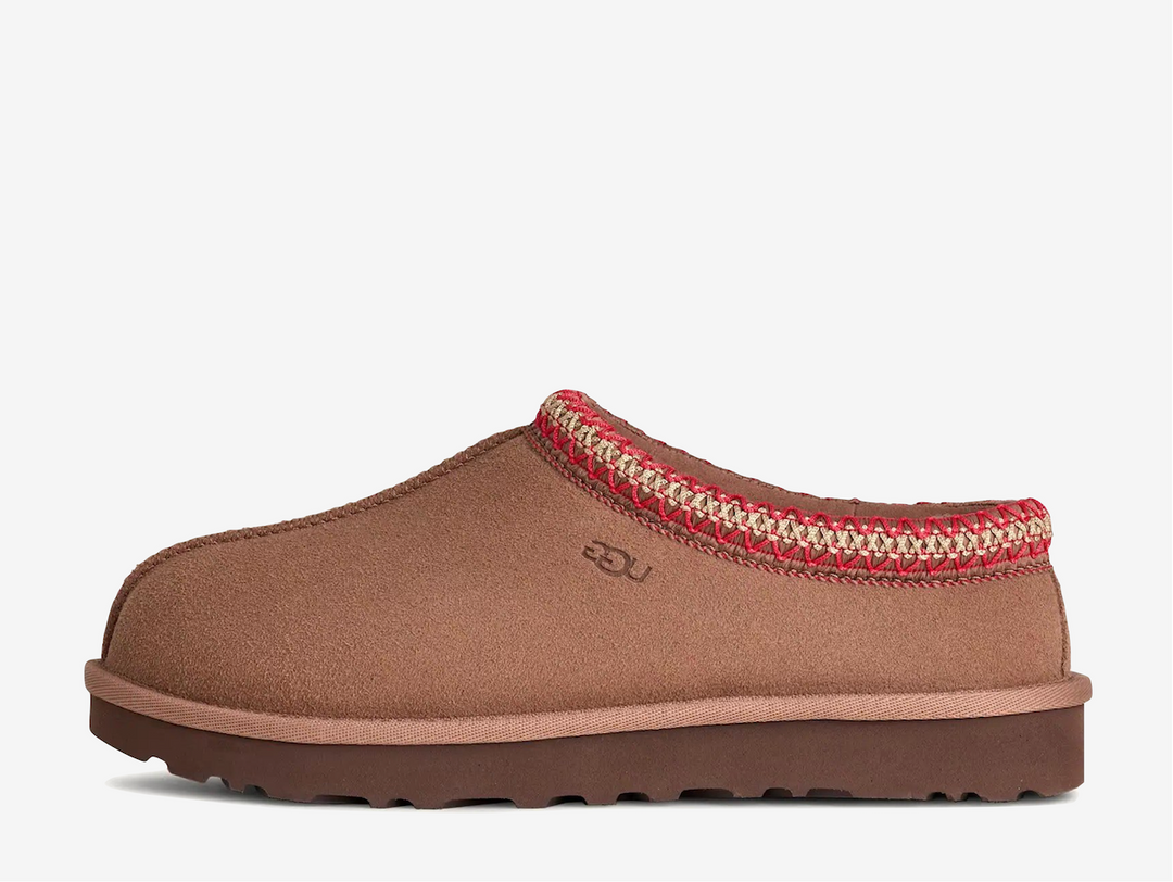 The Tasman II slippers are a sturdy and comfortable slip-on silhouette featuring the same durable outsole as the iconic UGG Classic Boot. Crafted with velvety suede, plush natural wool and embroidered braided detailing. In a stunning Rocky Oak colourway.