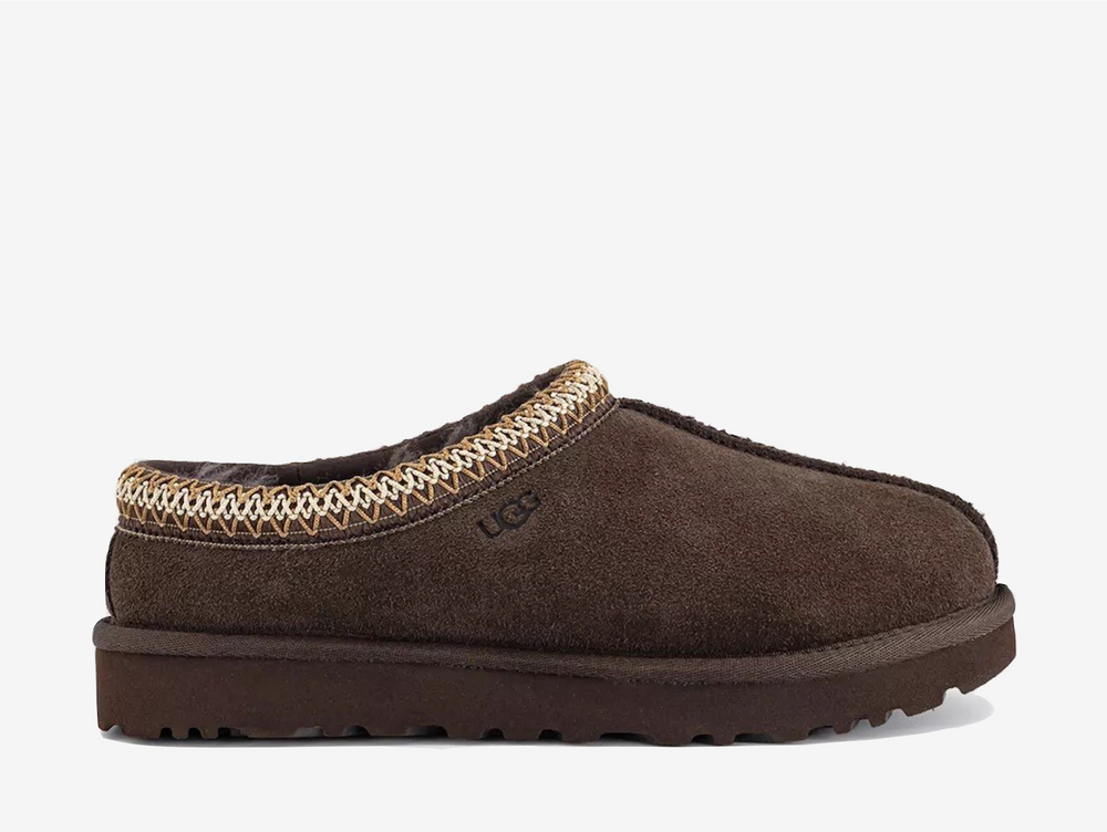 The UGG Tasman Slipper Dusted Cocoa features a rich brown suede upper finished with signature woven detailing around the collar. Its soft lining and lightweight outsole make it a comfortable option for both indoor and outdoor wear.